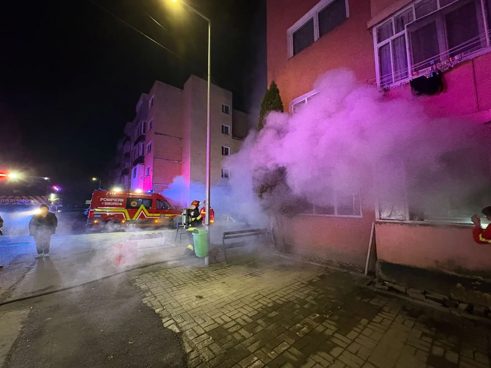 Garsonieră în flăcări la Aleșd: locatarii de la etajul 1, evacuați