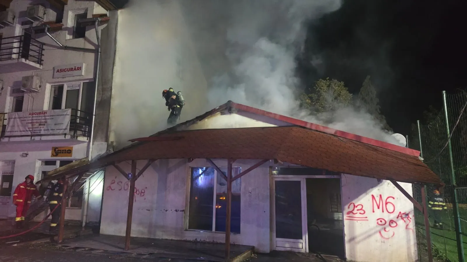 Incendiu la Baza Sportivă din Beiuș: flăcări pe acoperiș, stinse în circa 35 de minute