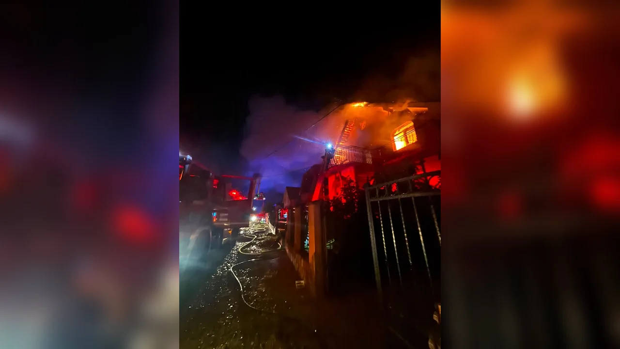 Etajul și acoperișul unei case din Oșorhei, arse noaptea; vecinii, protejați
