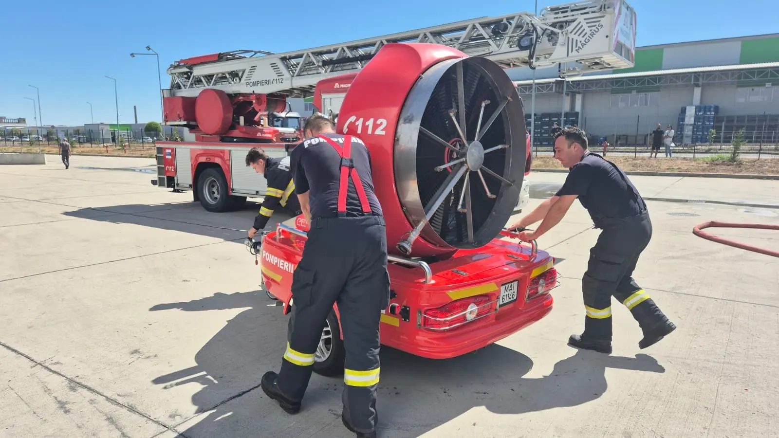 79 de angajați evacuați după flăcări pe acoperișul unei hale din Parcul Industrial Oradea