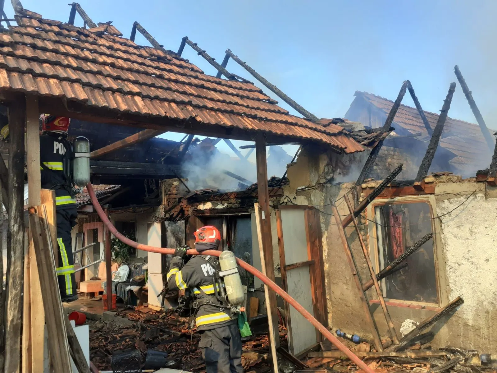 Peste 20 de hectare afectate de incendiile de la Briheni
