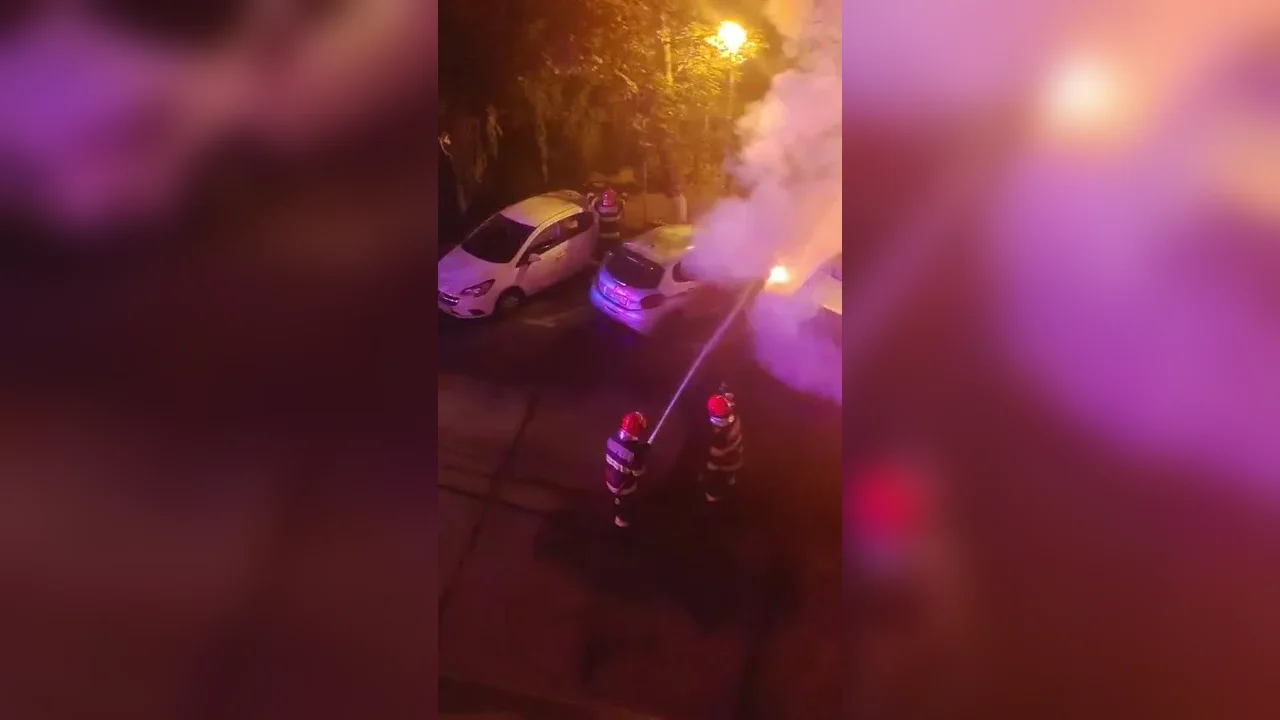 Patru mașini cuprinse de flăcări într-o parcare din Oradea; cauza, anchetată ca posibil incendiu intenționat