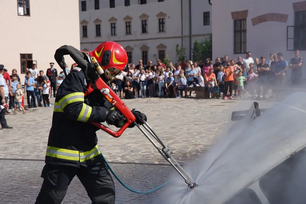 ISU Bihor: porți deschise și demonstrații de Ziua Pompierilor