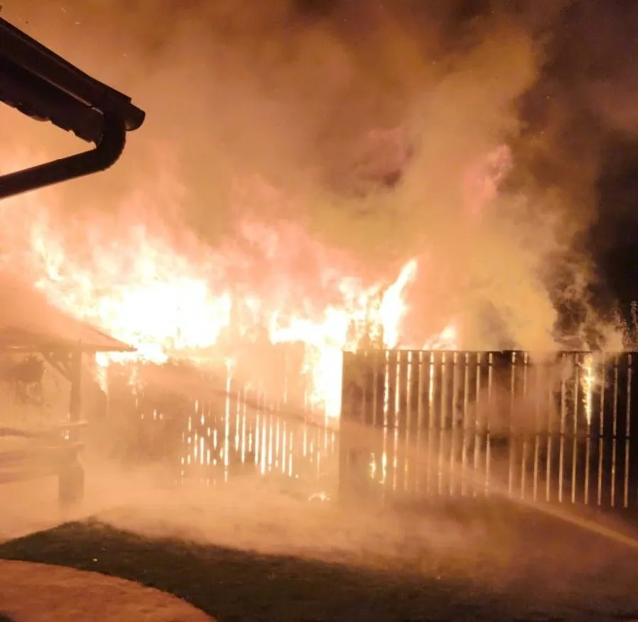 Incendiu la Mădăras: afumătoare improvizată, magazie arsă, fără răniți